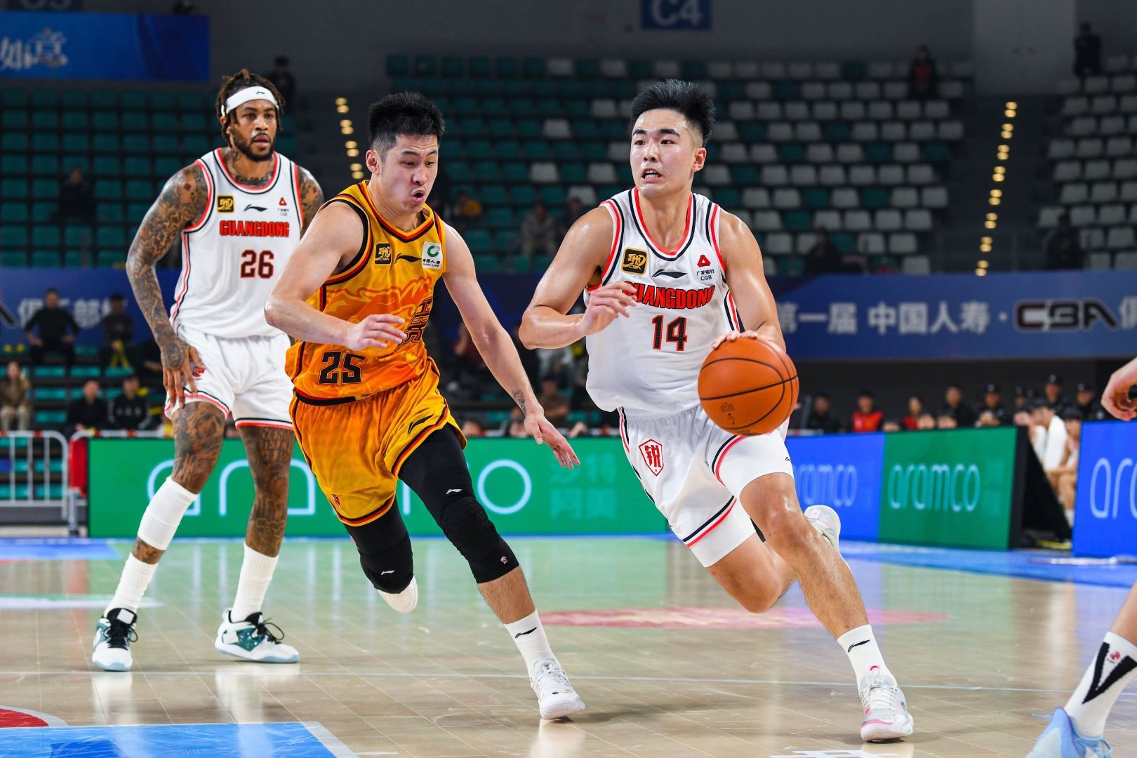 esports-清晨突围战来临；广州队围绕CBA常规赛官宣签约；质疑声仍在；团队化学反应显著的简单介绍